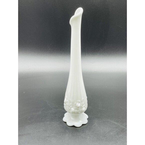 Fenton #9256 Cabbage Rose Swung White Milk Glass Bud Vase Footed Ribbed Vintage - Picture 3 of 8